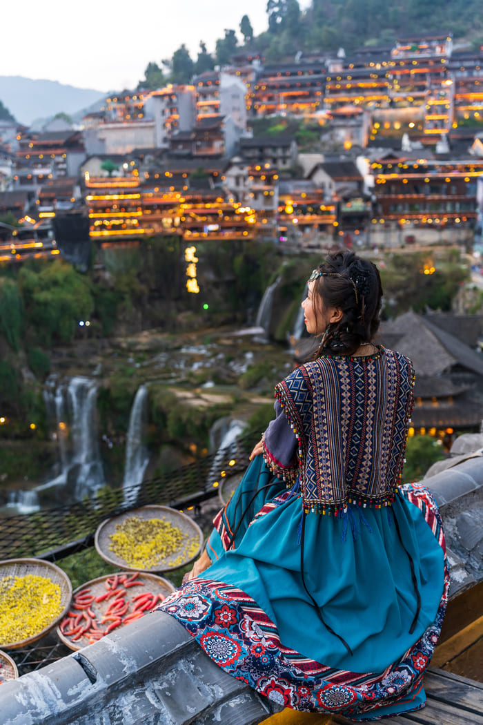 Muchacha vendiendo comida en la ciudad de Lijiang