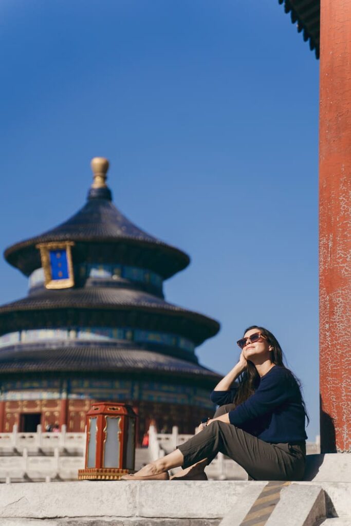 Joven observando templos antiguos en Beijing