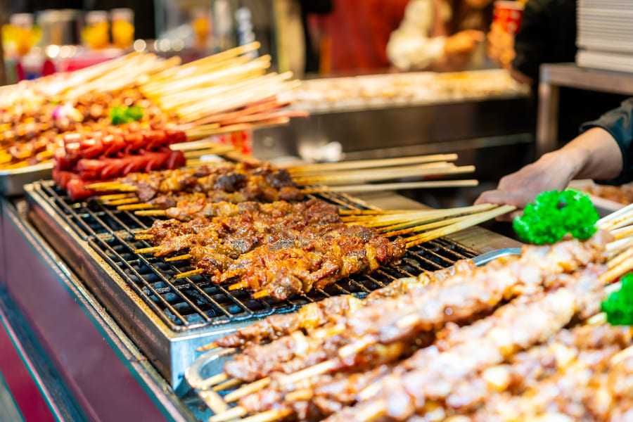 Comida tradicional callejera en un mercado en China.